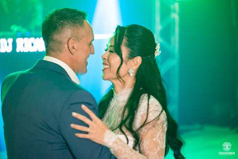 A festa na Villa Viana celebrou o amor de Karen e Peterson com buffet impecável, alegria contagiante e uma noite inesquecível.'