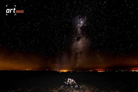 Fotografia premiada pela FineArt Association, foto essa que além de contemplar um belo momento dos noivos, contempla as constelações que o céu nos proporcionou naquela noite'