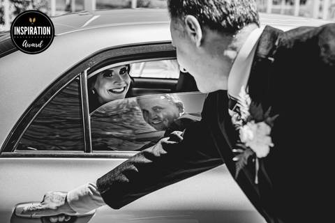 Fotografia premiada pela Inspiration Photographers contemplando esse momento único entre pai e filha na entrada do seu grande dia'