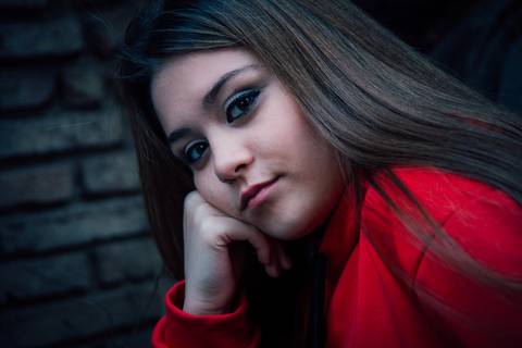 fotografia de sesion de 15 briana con buzo rojo en rosario'