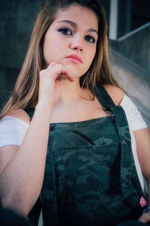 chica con jardinero guerrillero en sesion urbana de rosario cumple de 15 https://www.dnxfotografia.com.ar'