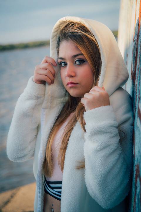 fotografia de invierno cn polar con capucha briana sesion urbana otoño invierno '