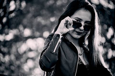 sesion de quince blanco y negro con lentes'
