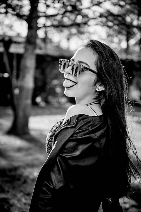 fotografia de chica sacando la lengua en blanco y negro'