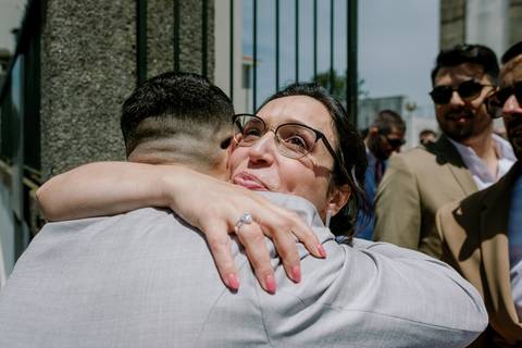 Momento emocionante de um casamento em Portugal: noivo abraça a irmã, simbolizando afeto e gratidão. O destaque vai para a expressão de felicidade e carinho. casamento em Portugal, momentos emocionantes, abraços no casamento, celebração de amor.'