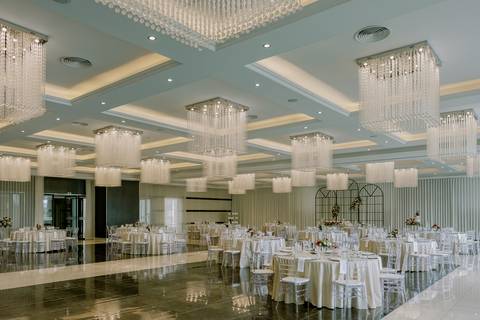 Sala de eventos elegante com decoração luxuosa, lustres de cristal e mesas finamente preparadas casamentos, festas e eventos corporativos. salão para eventos, casamentos de luxo, espaço para festas, decoração, Quinta dos Jasmins '