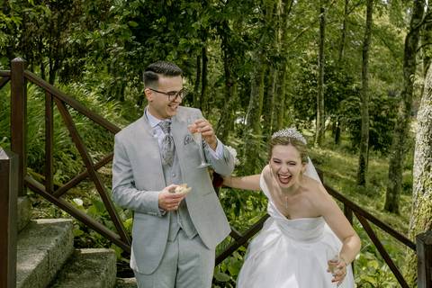 Noivos felizes num momento descontraído ao ar livre, rodeados por natureza, enquanto celebram o seu casamento perfeito para casamentos em ambientes naturais. casamentos rústicos, celebrações ao ar livre, felicidade dos noivos, quinta dos jasmins'