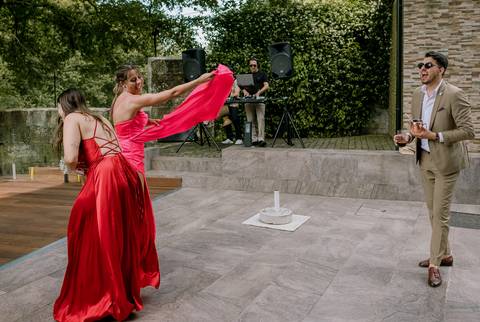 Momentos de animação na pista de dança, com convidados a desfrutar da festa de casamento ao som de música ao vivo. Vestidos elegantes e sorrisos marcam a celebração. festa de casamento, dança, animação, alegria, momentos inesquecíveis.'