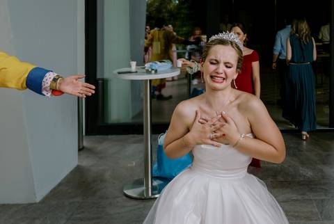 Noiva emocionada em momento de diversão durante a celebração do casamento. A alegria e a espontaneidade marcam este instante único. noiva emocionada, momentos de casamento, celebração, felicidade, casamento único, emoções reais.'