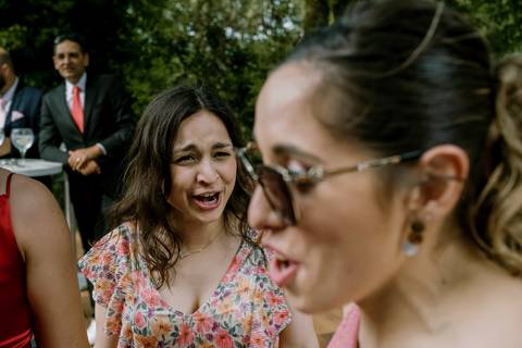 Convidadas animadas e sorridentes captadas num momento espontâneo durante o casamento. Ambiente descontraído e cheio de felicidade, perfeito para criar memórias únicas. casamento, momentos espontâneos, alegria, convidados felizes, celebração.'