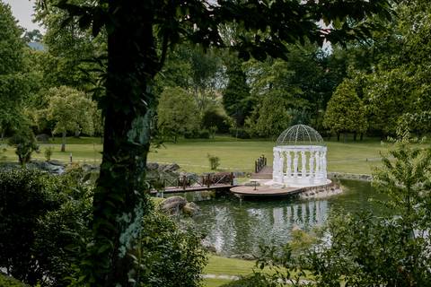 Vista panorâmica do jardim da quinta dos Jasmins, deslumbrante com lago e estrutura romântica de colunas brancas. Cenário ideal para sessões fotográficas, casamentos ao ar livre e momentos especiais. locais românticos, cenário para casamento.'