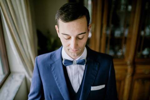 Retrato de noivo com fato azul,  com luz suave e ambiente clássico e requintado do noivo. Fotografia de noivo, Casamento elegante, Retrato de casamento,
Luz natural em fotografia
Estilo clássico de casamento
Fotografia de casamento'