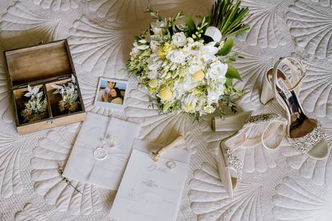 Detalhes encantadores de casamento com bouquet de noiva, sapatos elegantes, convites personalizados, alianças. Fotografia criativa de casamento em Portugal que celebra o amor e os momentos únicos do grande dia. detalhes de casamento, fotógrafo casamentos'