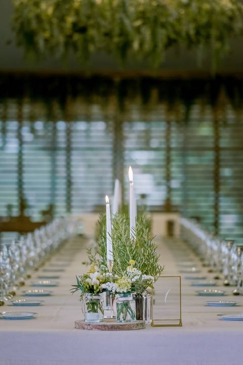 Decoração elegante de mesa de casamento com flores naturais, velas altas e detalhes minimalistas. O design requintado reflete sofisticação e charme. decoração de casamento, mesa de noivos, , casamento em Portugal, fotografia de casamento'