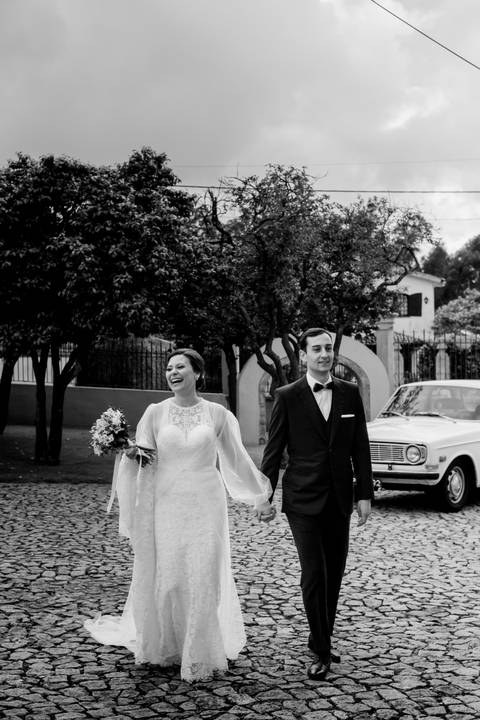 Fotografia dos noivos felizes na chegada à quinta de Santiago em Oliveira de Azeméis, caminhando lado a lado. fotógrafo de casamento, fotografia natural, casamento em Portugal.'