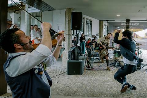 Momento animado com música folk irlandesa ao vivo num casamento, com interação vibrante entre músicos e convidados. Perfeito para casamentos únicos e personalizados. Banda Poli, casamento, otografia de eventos, fotógrafo de casamento.'