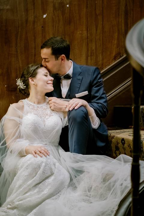 Momento íntimo e romântico dos noivos num cenário acolhedor e clássico, com o noivo a beijar a noiva. Destaque para os detalhes do vestido de noiva e fato elegante.  fotografia de casamento, fotógrafo em Cantanhede, quinta de Santiago, Rui Costa Freire'