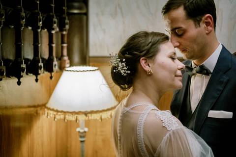Momento íntimo dos noivos capturado com elegância, destacando os detalhes da renda do vestido de noiva e a expressão de amor entre o casal. Ambiente acolhedor e luz suave: fotógrafo de casamento, fotografo Cantanhede, fotografia de casamento em Portugal'