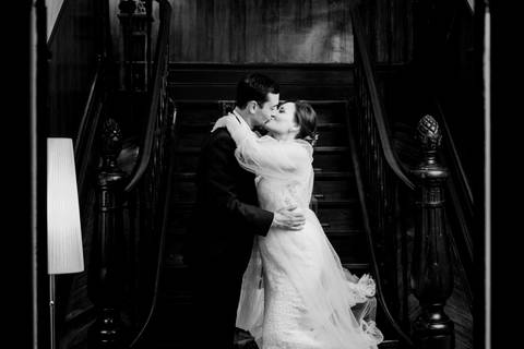 Momento romântico de casamento em preto e branco, com os noivos num beijo apaixonado numa escadaria clássica.: fotografia de casamento, noivos, reportagem de casamento
memórias de casamento, fotógrafo de casamento.'