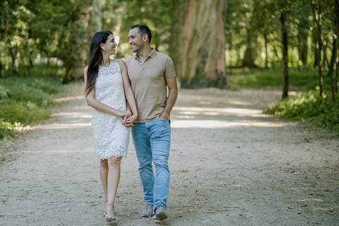 Casal caminha de mãos dadas num bosque verdejante, sorridentes e apaixonados. Sessão fotográfica de casal ao ar livre com luz natural e ambiente romântico.
 fotógrafo de casamento, sessão de namoro, fotografia em Cantanhede, sessão choupal Coimbra,'