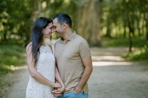 Casal apaixonado em momento íntimo durante sessão fotográfica de namoro em Coimbra. Fotógrafo profissional capta emoção e ligação num cenário natural.
fotógrafo de casais, sessão de namoro, fotografia romântica, fotografia em Cantanhede.'