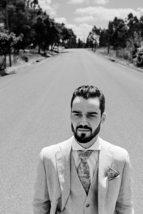 Retrato a preto e branco de noivo elegante. Rui Costa Freire Photography capta a essência e o estilo do noivo com fotografia documental de casamento em Portugal. Detalhes intemporais.
fato noivo moderno, fotógrafo casamento Coimbra'