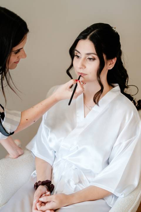 A serenidade dos preparativos. A objetiva da Rui Costa Freire Photography acompanha os bastidores da noiva, revelando a calma e a expectativa antes do 