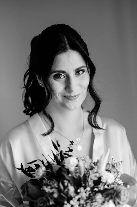Retrato a preto e branco de noiva na Quinta do Outeiro. Rui Costa Freire Photography capta a elegância e a emoção genuína com fotografia documental e luxuosa de casamento em Portugal. Inspiração para um dia inesquecível. Fotografia documental casamento'