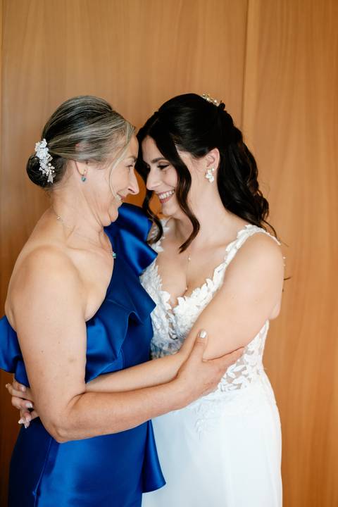 A emoção pura partilhada entre a noiva e a mãe. Rui Costa Freire Photography capta este abraço cúmplice e genuíno, elevando as memórias familiares através de uma fotografia documental de casamento sofisticada em Portugal.  momentos de emoção casamento'
