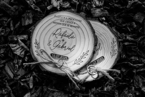 As alianças em porta-alianças de madeira rústica e personalizada. Rui Costa Freire Photography capta os detalhes únicos e intemporais. Fotografia documental de luxo, eternizando a essência do casamento. porta alianças madeira rústico '