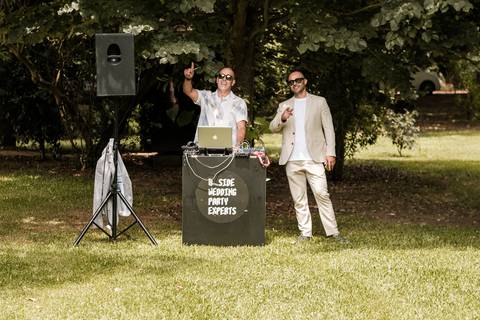 A animação com os B-Side Wedding Party e o Joca. A descontração e a boa música a dar ritmo ao cocktail de boas-vindas na zona exterior do Sobreiro Real. DJ para casamentos de luxo'
