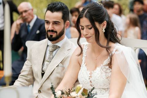 A emoção profunda da noiva durante os votos, um momento eternizado pela Rui Costa Freire Photography na Quinta do Outeiro. A lágrima que traduz a felicidade genuína do casal, captada através de uma fotografia documental que eleva o luxo à autenticidade. '