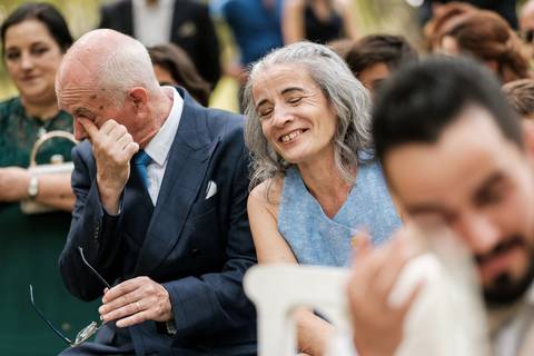 A emoção genuína dos pais durante a cerimónia, um dos momentos mais marcantes captados pela Rui Costa Freire Photography. Imagens que refletem a essência documental e a sensibilidade única de um casamento luxuoso na Quinta do Outeiro, em Portugal.  '