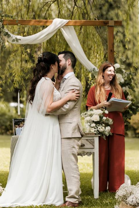 Cerimónia de casamento ao ar livre com estética romântica e elegante, captada pela Rui Costa Freire Photography. Fotografia documental de casamento em Portugal, com emoção, luz natural e detalhes luxuosos. casamento ao ar livre; fotografia documental'