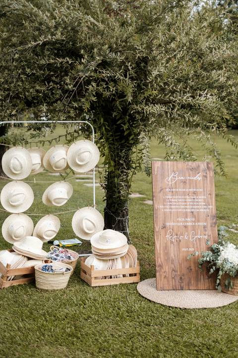Detalhes de casamento ao ar livre com estilo boho e sofisticado, captados pela Rui Costa Freire Photography. Uma decoração elegante para um casamento em Portugal, cheia de charme e autenticidade. casamento boho; decoração de casamento'
