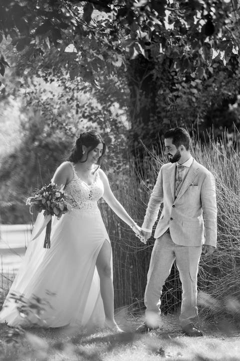 Sessão de casamento a preto e branco com olhar documental e intemporal, captada por Rui Costa Freire Photography. Fotografia de casamento em Portugal com emoção, elegância e estilo editorial.  fotografia de casamento a preto e branco'