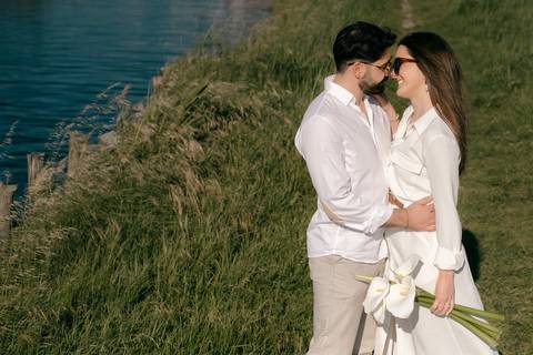 Sessão fotográfica de casal junto à água, com luz natural e ambiente romântico. Momento íntimo ideal para pré-casamento ou engagement. Palavras-chave: otógrafo de casamento, pré-casamento, engagement, sessão fotográfica'