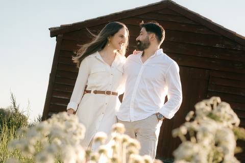 Sessão fotográfica de casal ao pôr do sol, em ambiente natural, com luz dourada e cenário rústico. Momento romântico e descontraído ideal para engagement ou pré-casamento. Palavras-chave: casal, sessão fotográfica, pôr do sol, pré-casamento'