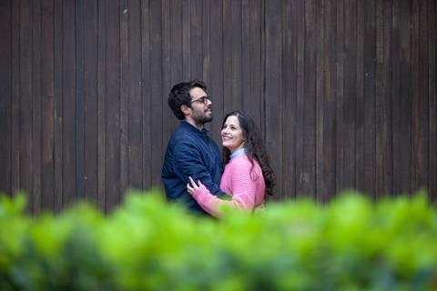 Fotografia de casal apaixonado em frente a uma parede de madeira. Ideal para sites de fotografia de casamento, fotógrafo de casamento de Cantanhede com o nome Rui Costa Freire Photography a fotografar em Coimbra '