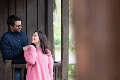 Fotografia de casamento capturando um casal em ambiente rústico, na varanda de uma cabana de madeira. Ideal para sites de fotografia de casamento. fotógrafo de casamento em Cantanhede, rui costa Freire Photography, melhor fotógrafo '