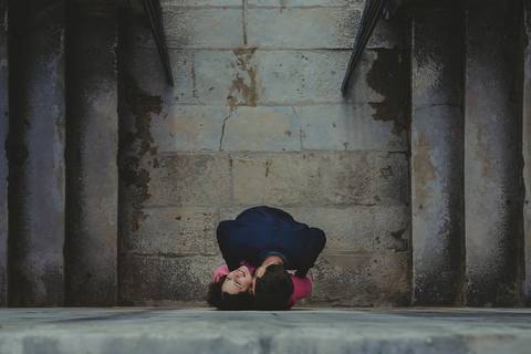 Fotografia criativa de casal abraçado, sites de fotografia de casamento. sessão de solteiros em Coimbra por fotógrafo de Cantanhede, rui costa Freire Photography, que faz casamentos em Coimbra, Aveiro, Porto, Braga, Vila Real, Douro'