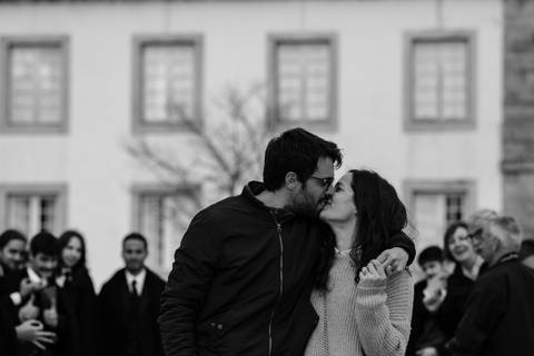 Fotografia de casal abraçado em frente a estudantes de Coimbra, para portfólios de fotografia de casamento, destacando celebrações. Fotógrafo de casamento, universidade de Coimbra, fotografo em Coimbra, rui costa freire Photography de Cantanhede'
