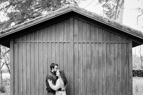 Fotografia de casamento em preto e branco, capturando um casal abraçado em frente a uma cabana de madeira.  ideal para portfólios de fotógrafos de casamento. fotografia de casamento, casamento em Portugal, Rui Costa Freire Photography '