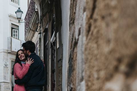 namorado beija a face da namorada'