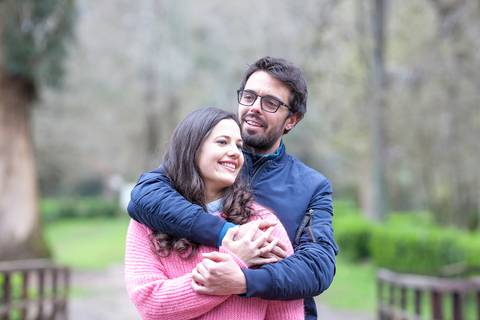 Fotografia da sessão de solteiros, abraçados ao ar livre. Ideal para portfólios de fotógrafos de casamento e sessões fotográficas na natureza. Sessão no Choupal feita por Rui Costa Freire Photography, fotografo em Coimbra '