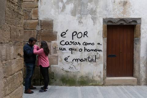 namorado beija as mãos da namorada na rua'