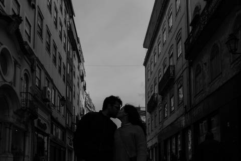 namorados beijam-se na baixa de coimbra'