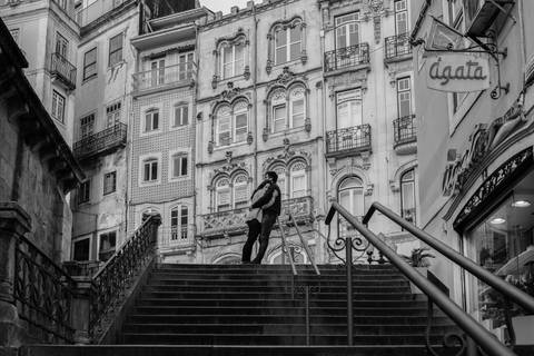 namorados em momento de cumplicidade junto a escadas'