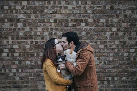 Casal com dois gatos. Fotografia  de solteiros, fotografia profissional,  fotografia de casamento, noivos felizes, fotos de casamento, fotógrafo de casamento, sessão em Bath, sessão em Bristol, sessão em Portishead'
