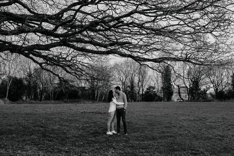 Fotografia de casamento em preto e branco, capturando um casal a beijar-se num parque com árvores.  sites de fotografia de casamento. fotografia de casamento, fotógrafo de casamentos, sessão de fotos de casamento. sessão em Bath, sessão em Bristol,'
